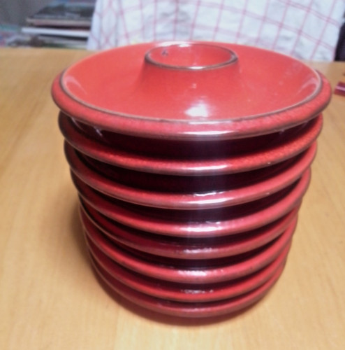 Rote eierbecher mit ablage - eierbecher,