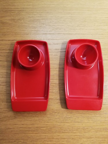 Rote eierbecher mit - mit, ablage