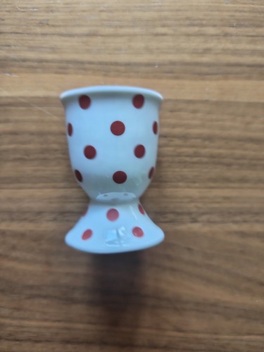 Süßer eierbecher aus keramik - eierbecher,